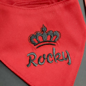 czerwona apaszka dla psa z czarnym imieniem rocky sweetapaszka.pl